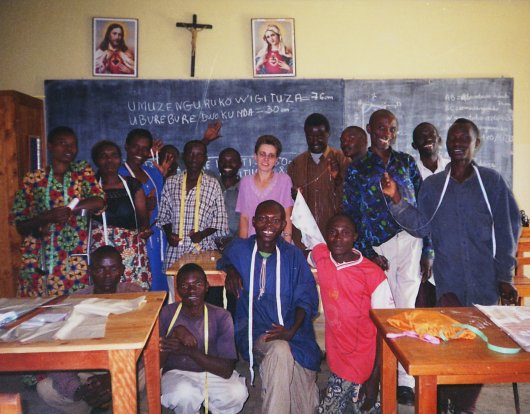 [zdjęcie z klasy szycia w Rwandzie]