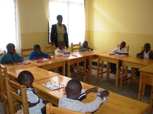 Meble dla szkoły dla dzieci niewidomych w Kibeho