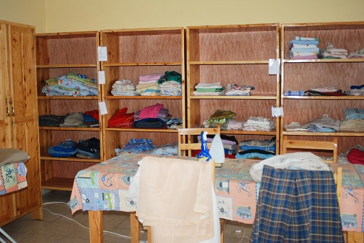 Stoły, krzesła i szafki-regały dla szwalni przy szkole dla niewidomych dzieci w Kibeho