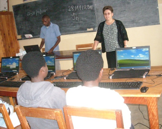 Wakacyjny kurs obsługi komputera w Rwandzie