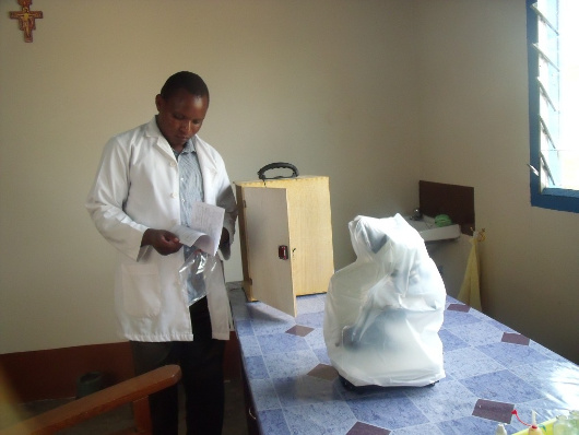 Mikroskop do analiz medycznych dla ośrodka zdrowia w Tanzanii