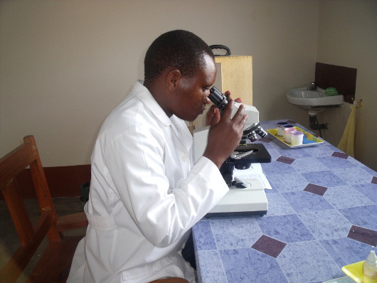 Mikroskop do analiz medycznych dla ośrodka zdrowia w Tanzanii