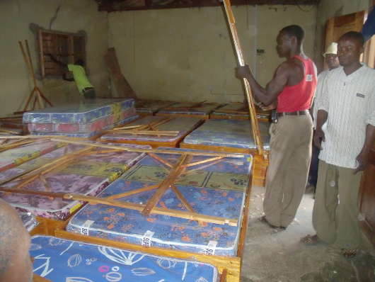 Łóżka dla sierocińca w Tanzanii