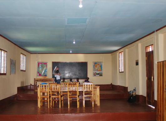 Nowe meble w świetlicu w Wiosce Miłosierdzia w Tanzanii