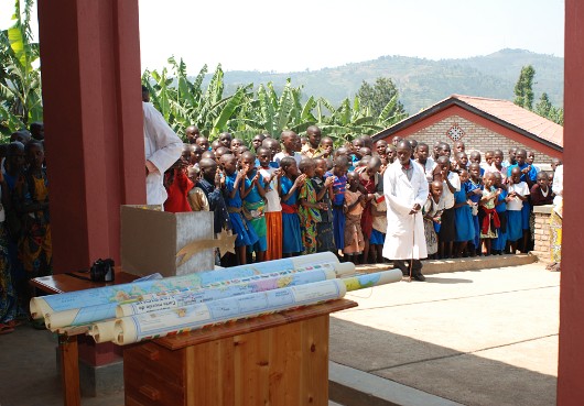 Uroczystość zawarcia „braterstwa szkół” między Szkołą Podstawową w Nyarushishi a Szkołą Podstawową nr 2 w Łańcucie