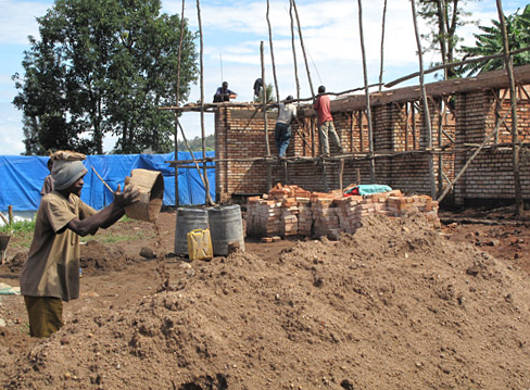 Budowa drugiego budynku szkoły w Nyarushishi/Nkomero