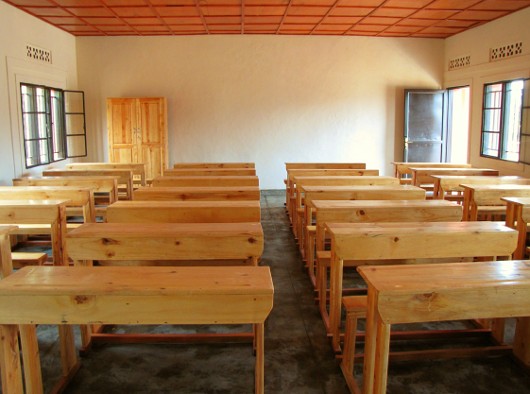 Ławki do drugiego budynku szkoły w Nyarushishi/Nkomero